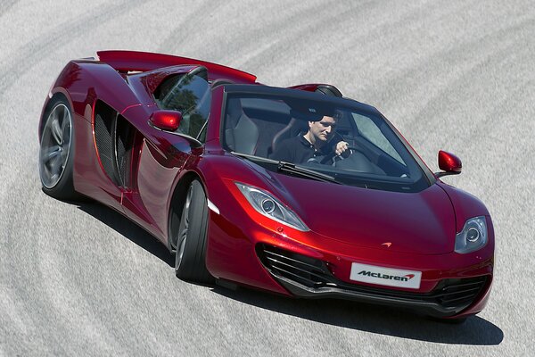 Mclaren rouge entre dans le virage