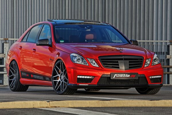 Czerwony Mercedes-Benz E63 AMG W212