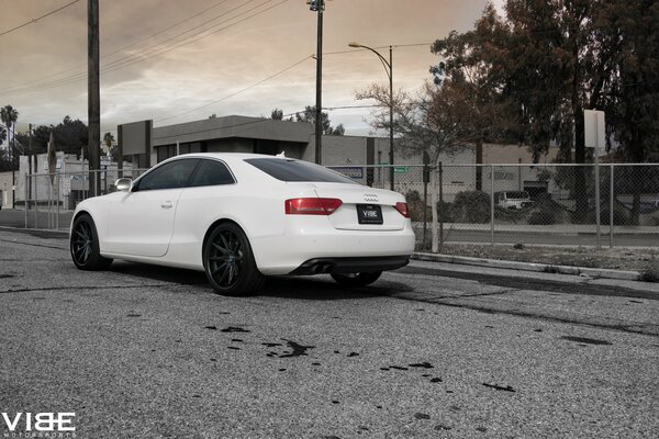 Audi blanco con discos negros