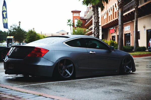 Honda low Rise sur fond de rue