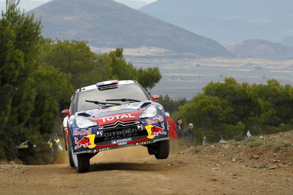 Une Citroën de course dans un virage en course