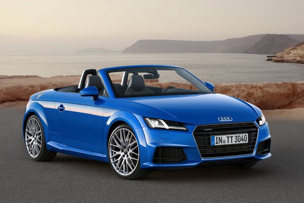 Blu audi tt sullo sfondo della riva del mare