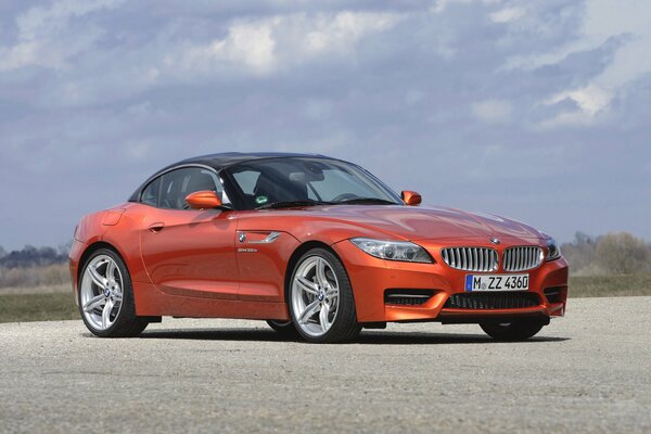 El coche rojo de BMW se encuentra en el cielo