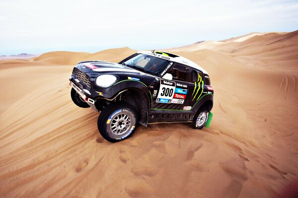 Samochód wyścigowy jedzie przez piaszczystą pustynię