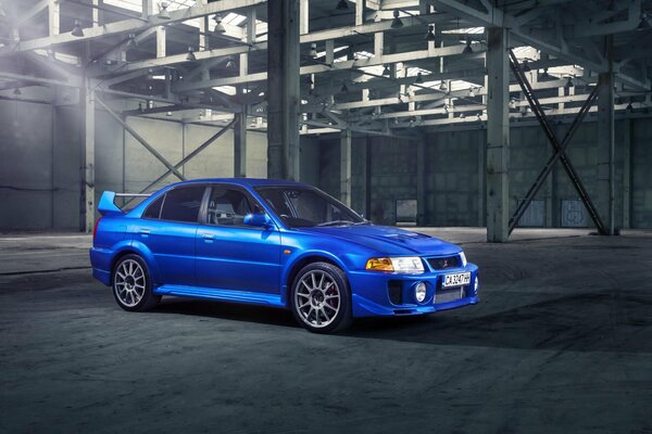 Blauer Mitsubidhi Lancer Evolution V in der Garage