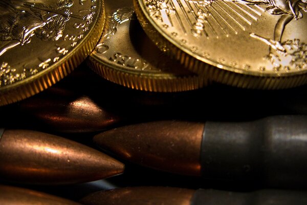 Las balas para la ametralladora se encuentran debajo de un montón de monedas