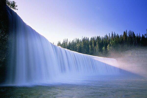 Natürlicher Wasserfall mit Wald