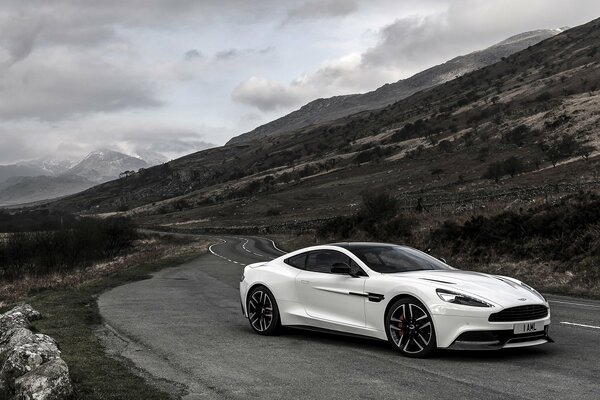 Weißer Aston Martin in Großbritannien