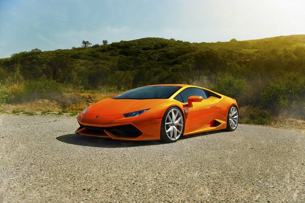 Voiture de route orange garée sur la route