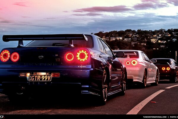 Coches Nissan Skyline en los contornos de la ciudad