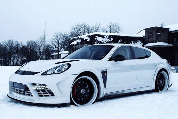 Voiture blanche Porsche sur la neige