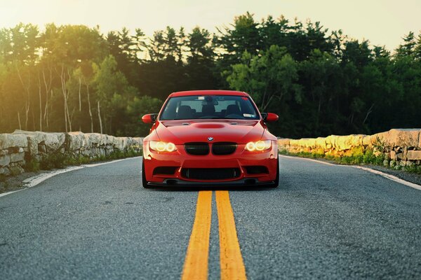 Czerwone BMW na autostradzie stoi na żółtym podwójnym oznaczeniu