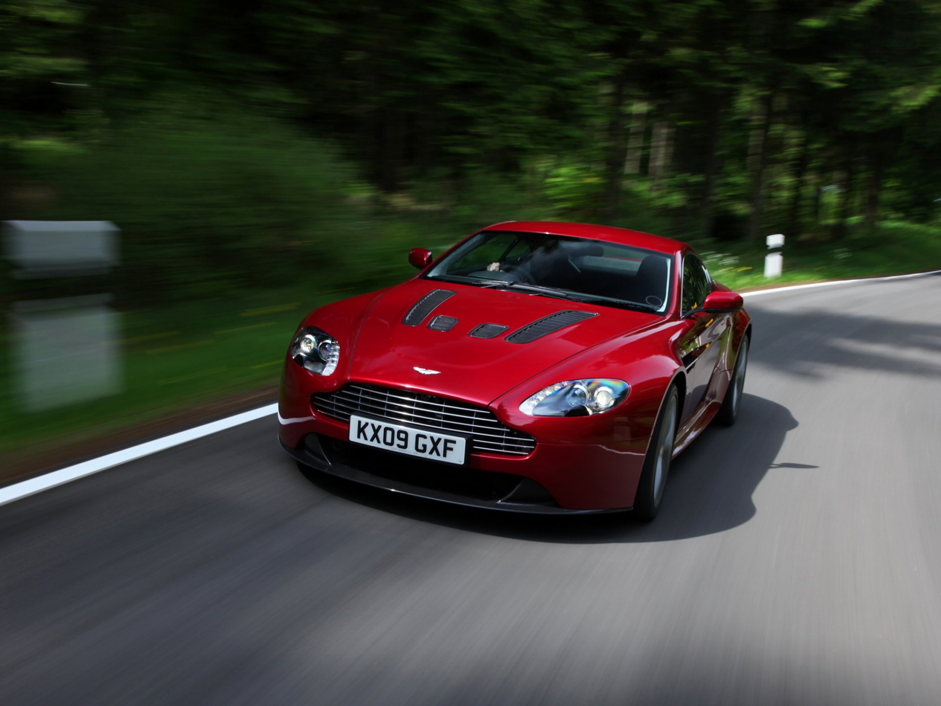 aston martin v12 vantage rosso vista frontale