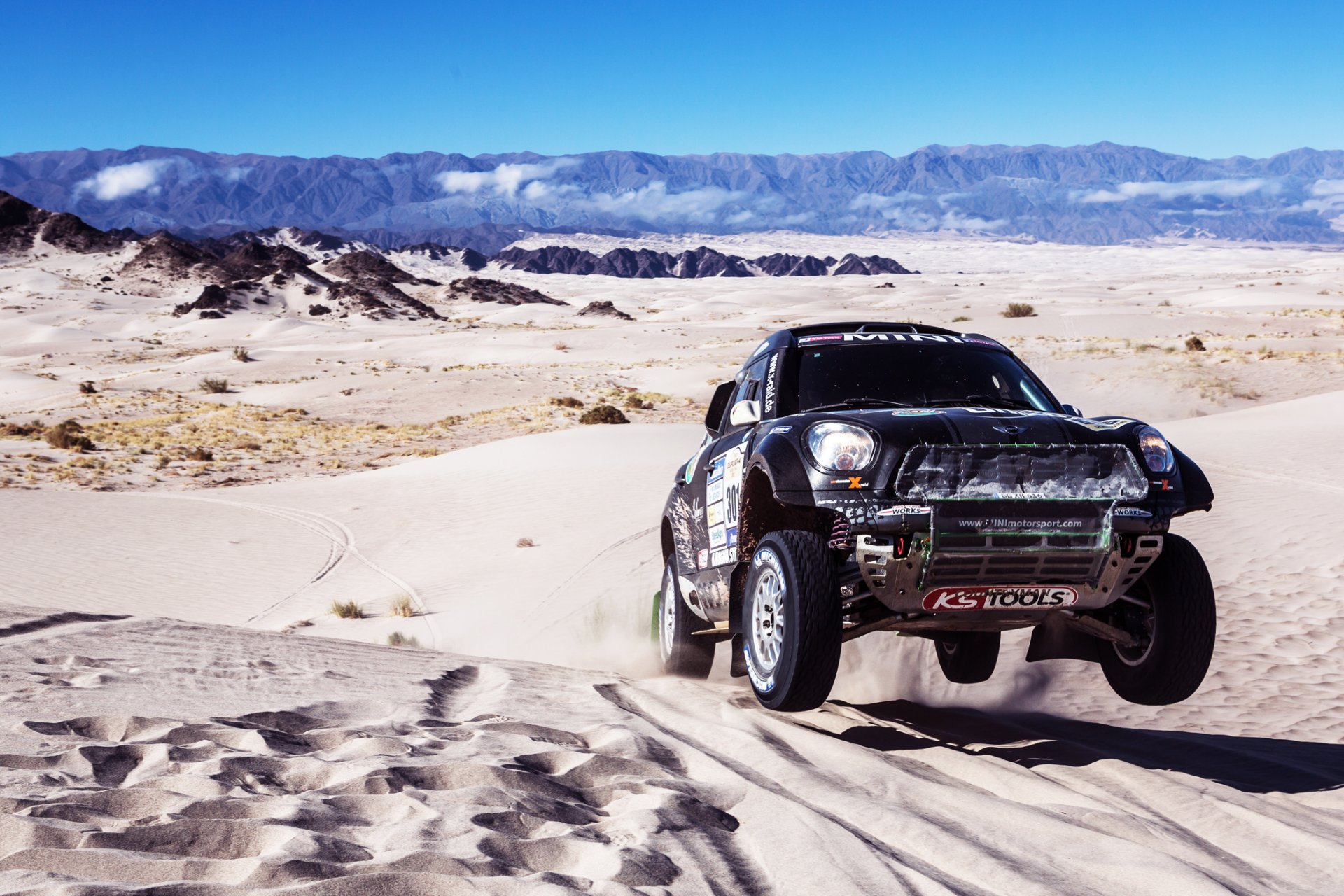 mini mini cuivre mini dakar x-raid 2014 course sport noir voiture vitesse dans les airs dune sable montagnes