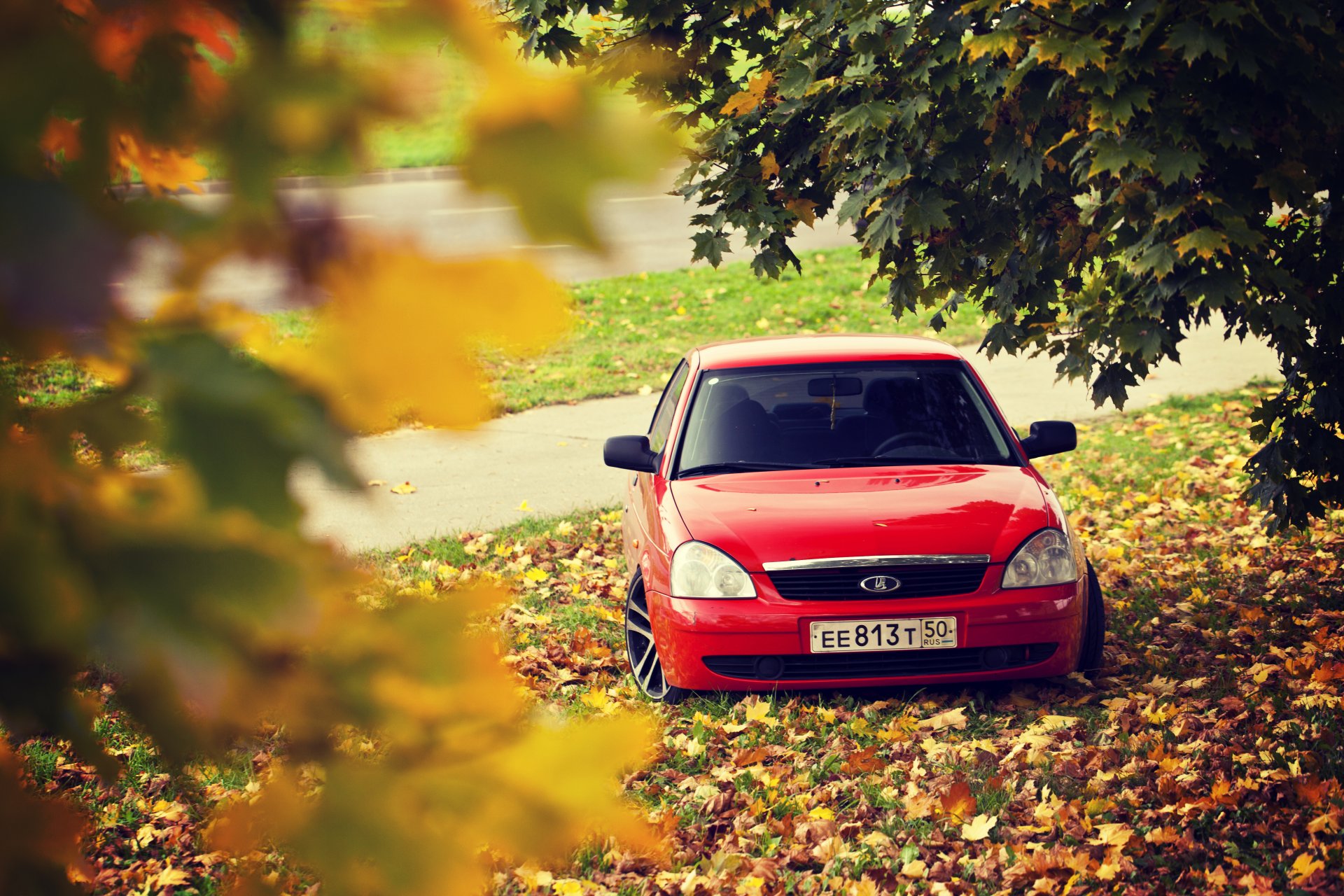 lada 2170 priora priora czerwony felgi jesień droga liście