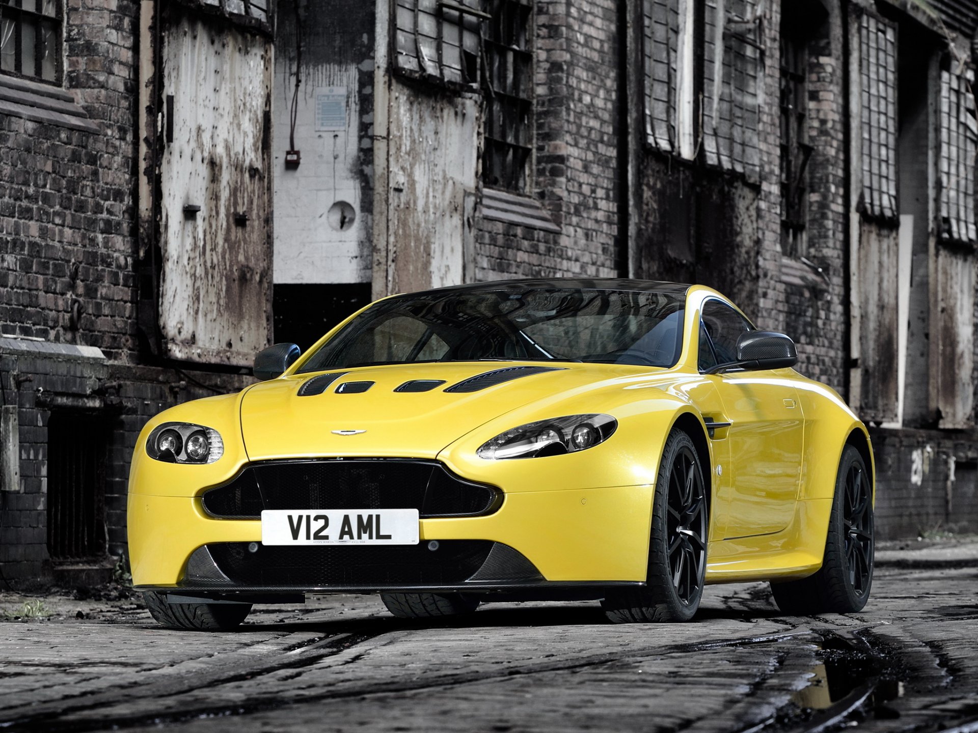 aston martin v12 vantage s авто передок желтый передние