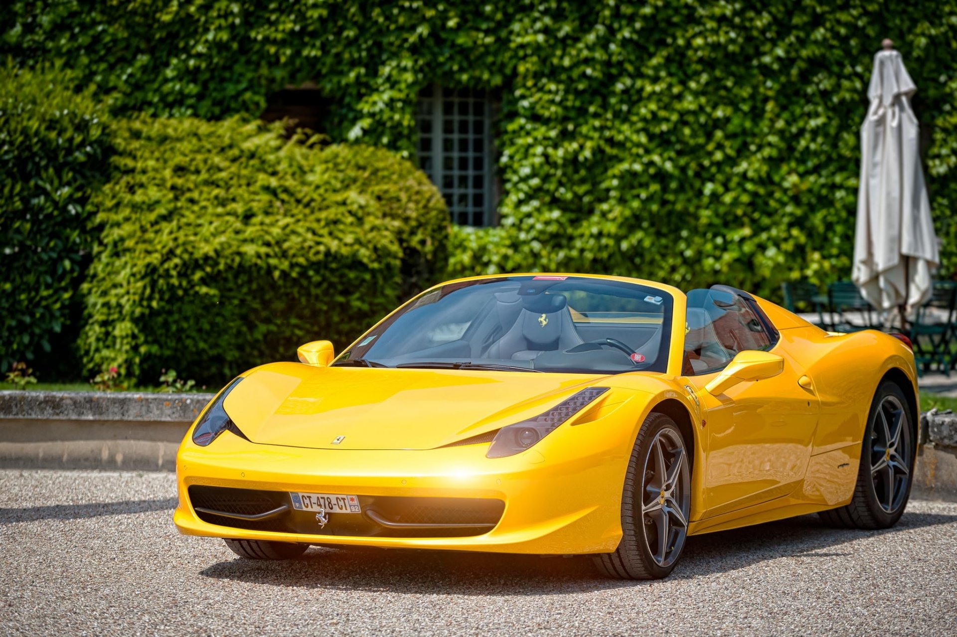 ferrari ragno convertibile castello supercar giallo paul rodriguez