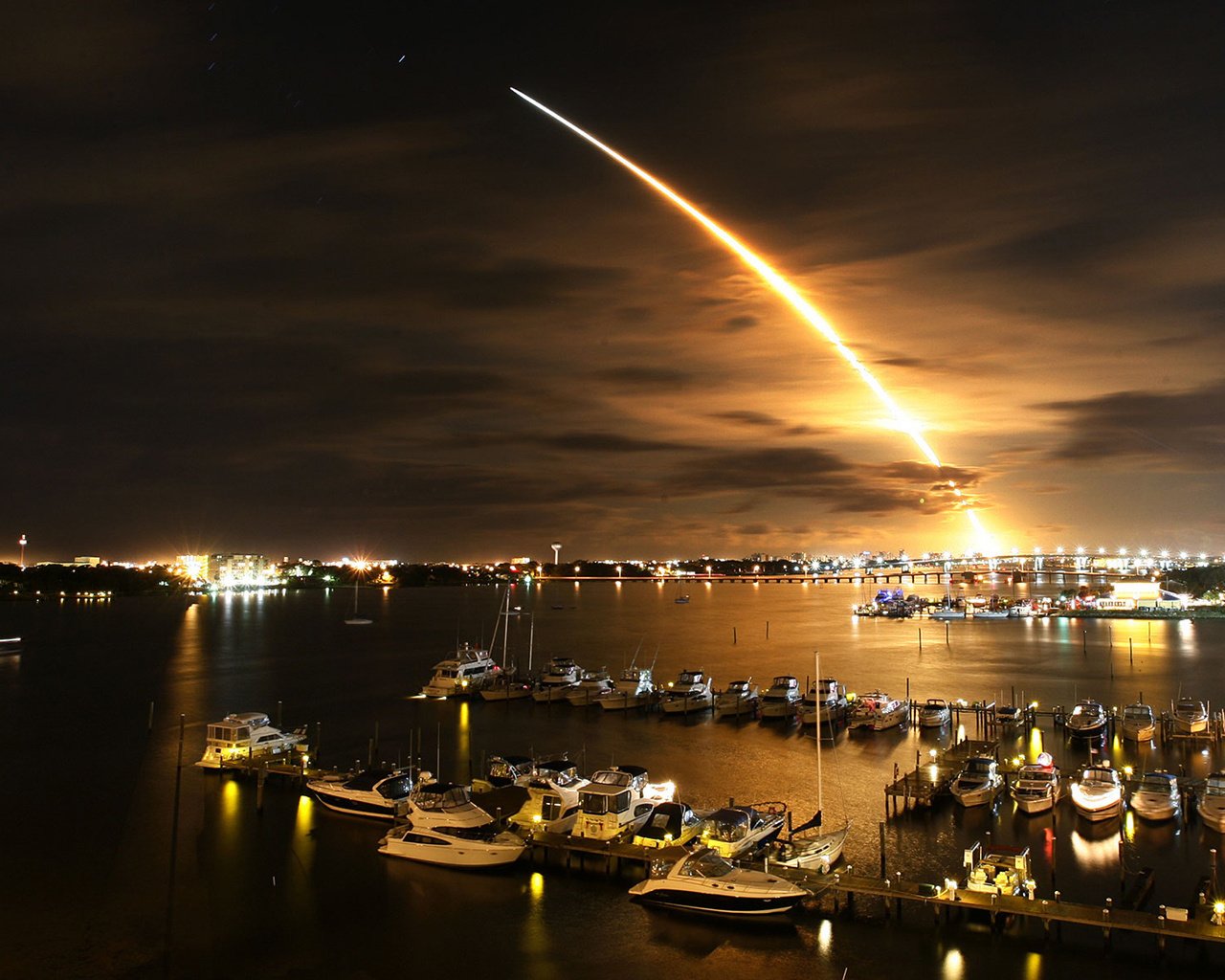 lancio di razzi decollo notte molo luci mare acqua città luce yacht barche lungomare tramonto cielo volo cielo notturno luci della città