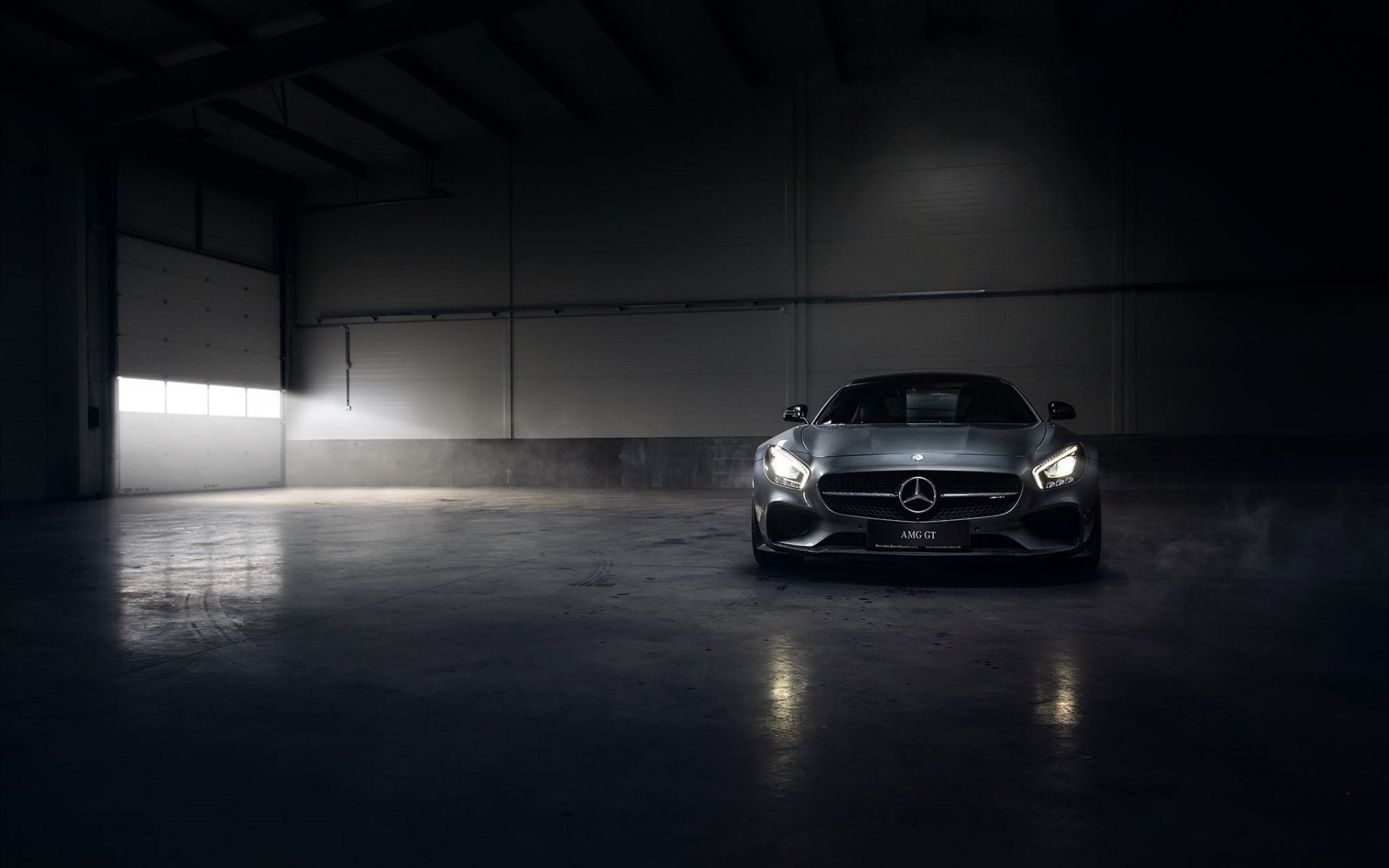 mercedes-benz amg gt kolor srebrny silnik hangar dym przód