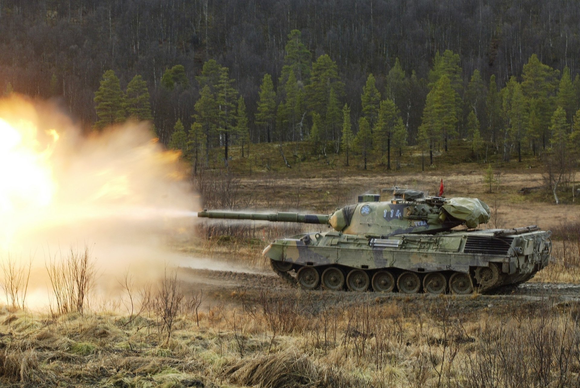 tank verbrannte erde leopard1 salve militärische ausrüstung feuer schießen krieg wald bäume land feld straße