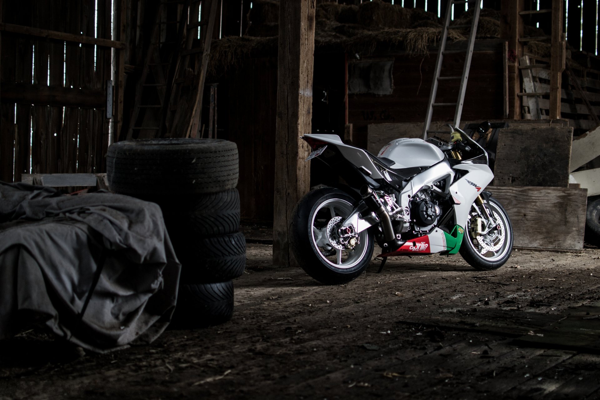 aprilia rsv4 blanc vélo aprilia moto pneus