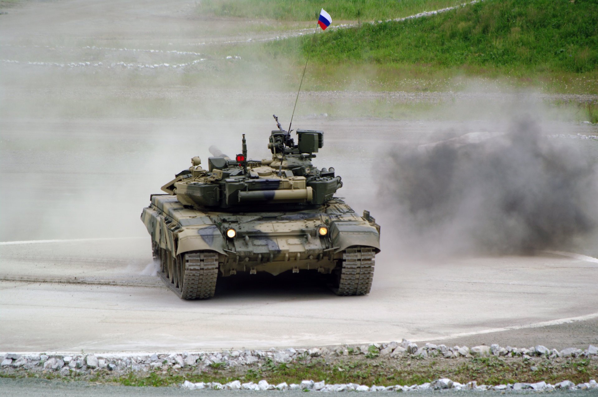 tanque t-90 polígono equipo militar rusia bandera polvo humo hierba vegetación carretera