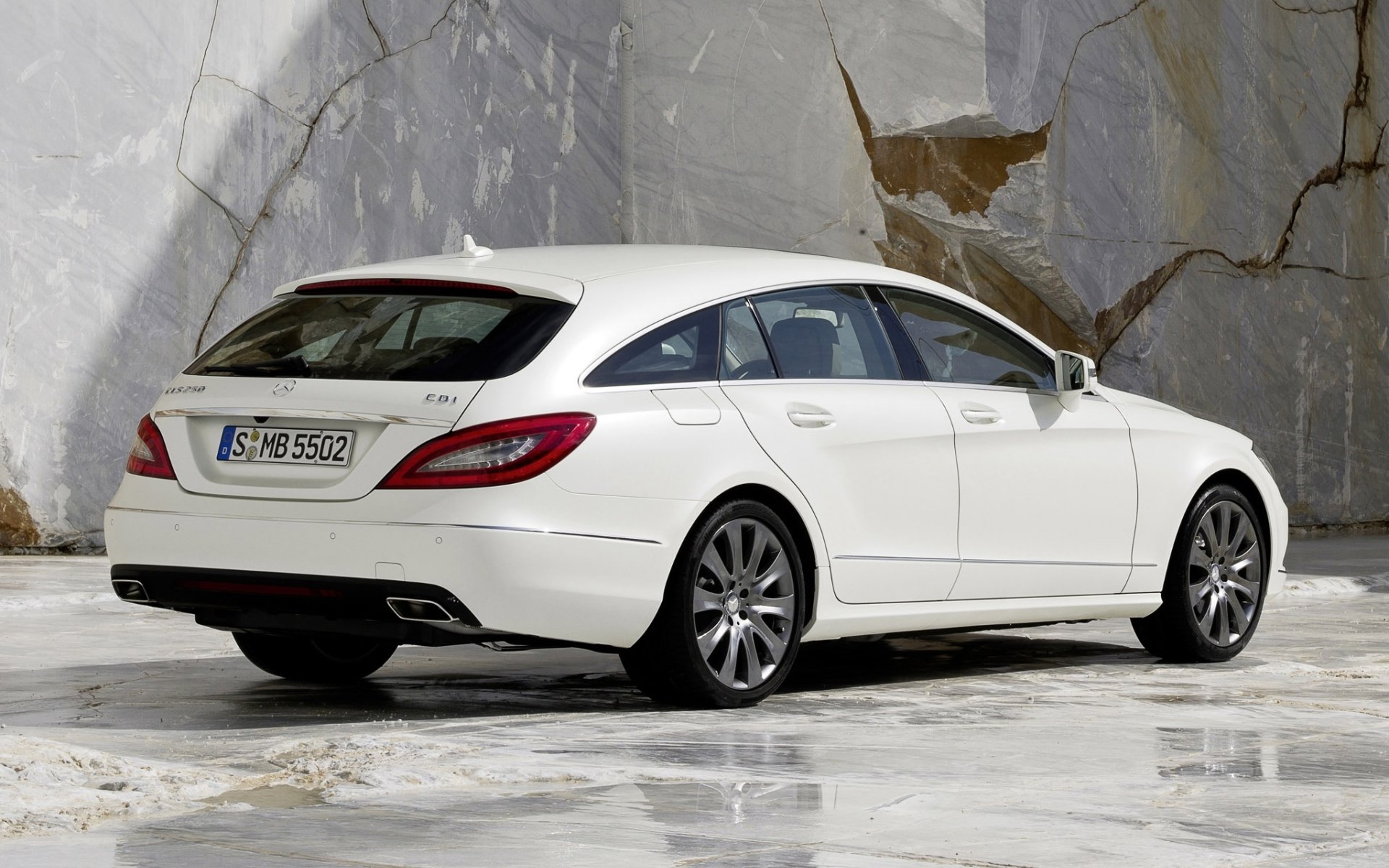 mercedes cls cdi shooting brake мерседес цлс универсал белый вид сзади гранит фон