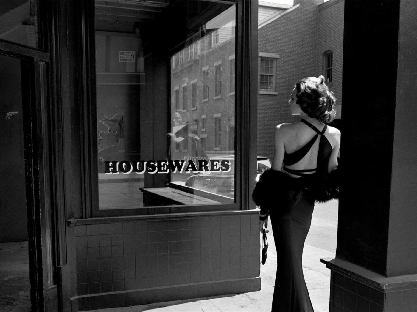 czarno-biały prezentacja wejście dziewczyna czarna sukienka ulica dom chód spojrzenie fotomodelka figura pozowanie suknia wieczorowa b-w plecy laska seksowna kobiety