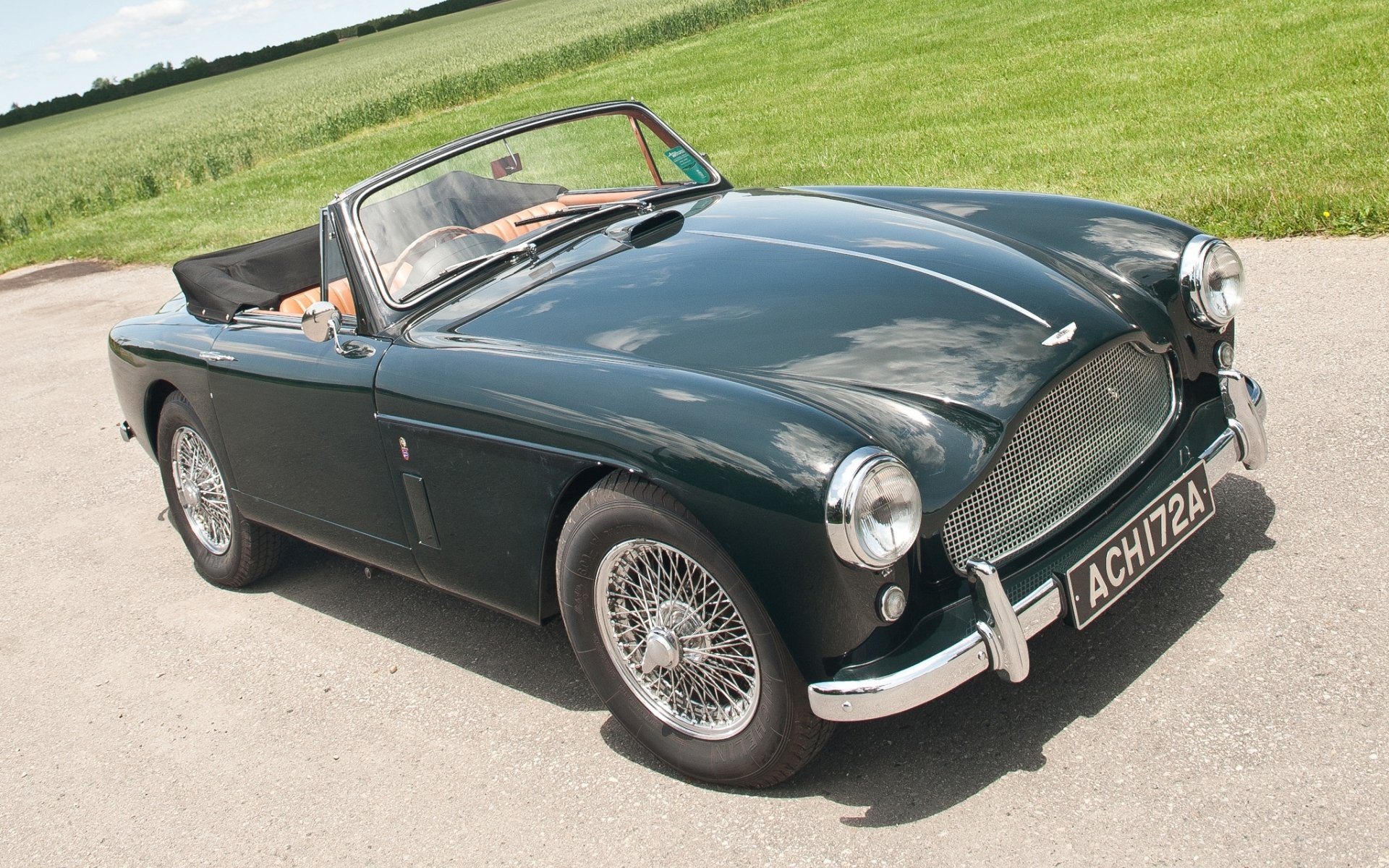 aston martin db2 / 4 drophead coupe 1957 aston martin.db2/4 przód klasyczny droga pole