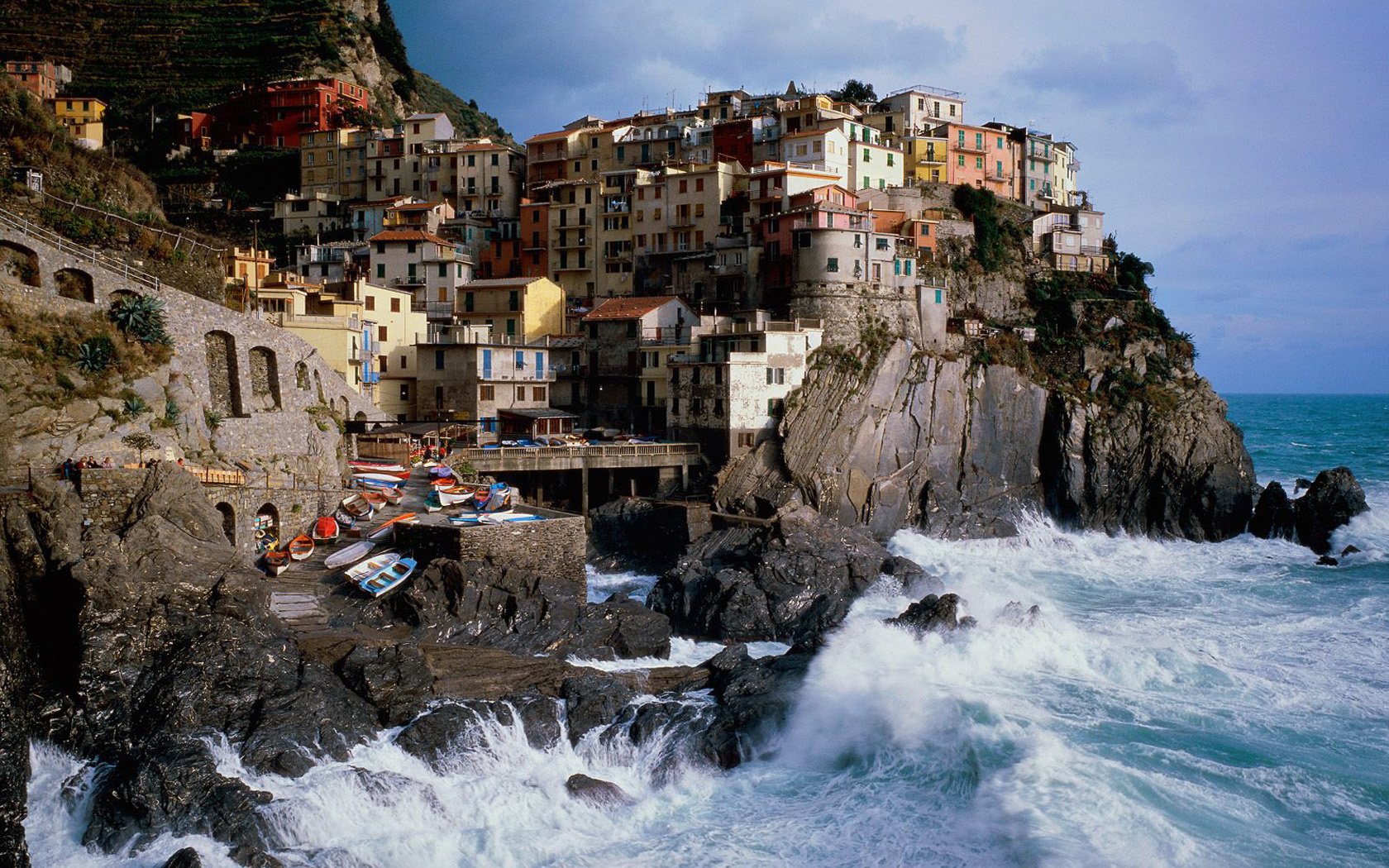 italien meer welle berge stadt felsen küste wasser felsen mehrfarbige häuser berg himmel bäume ufer