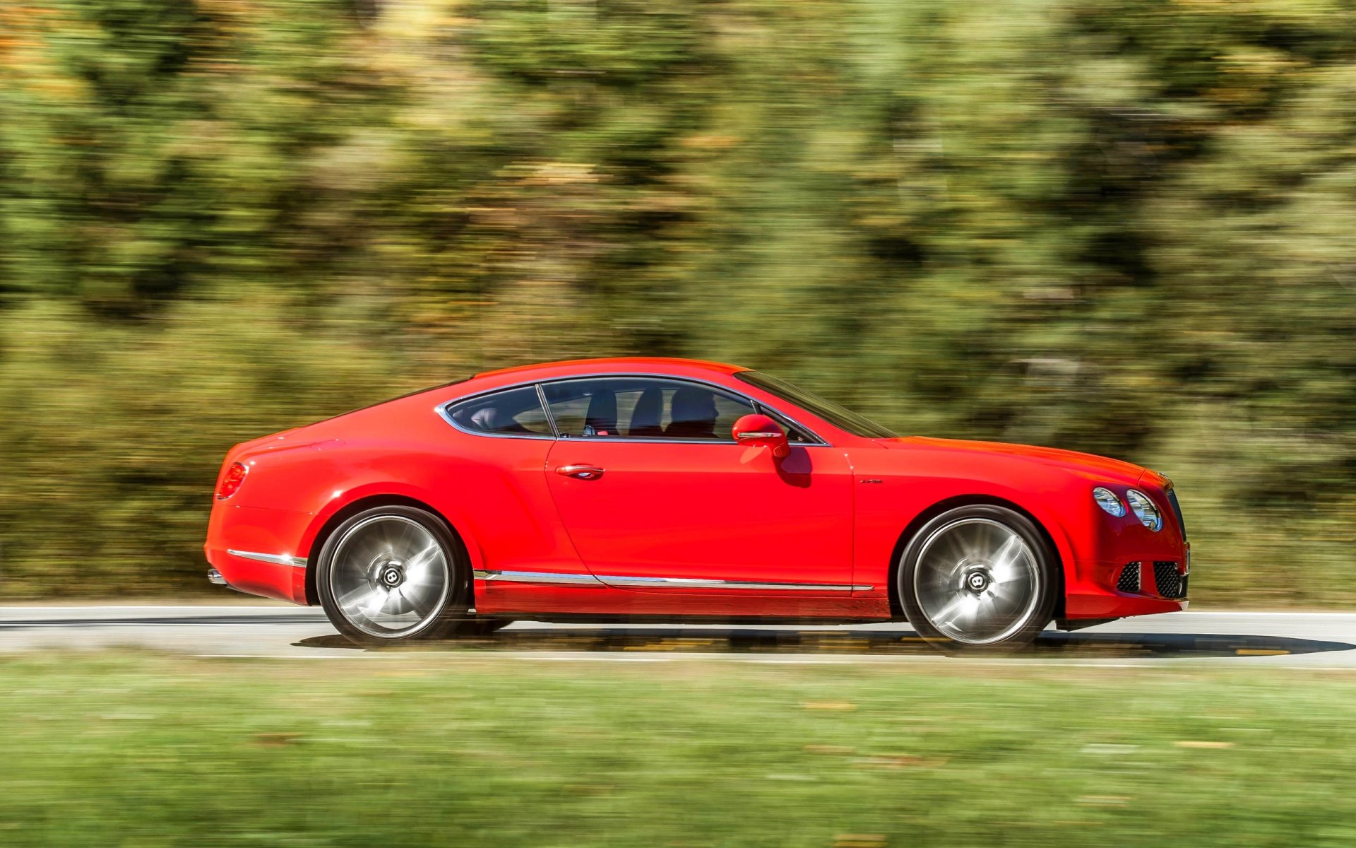 bentley continental gt auto rosso vista laterale in movimento coupe foresta