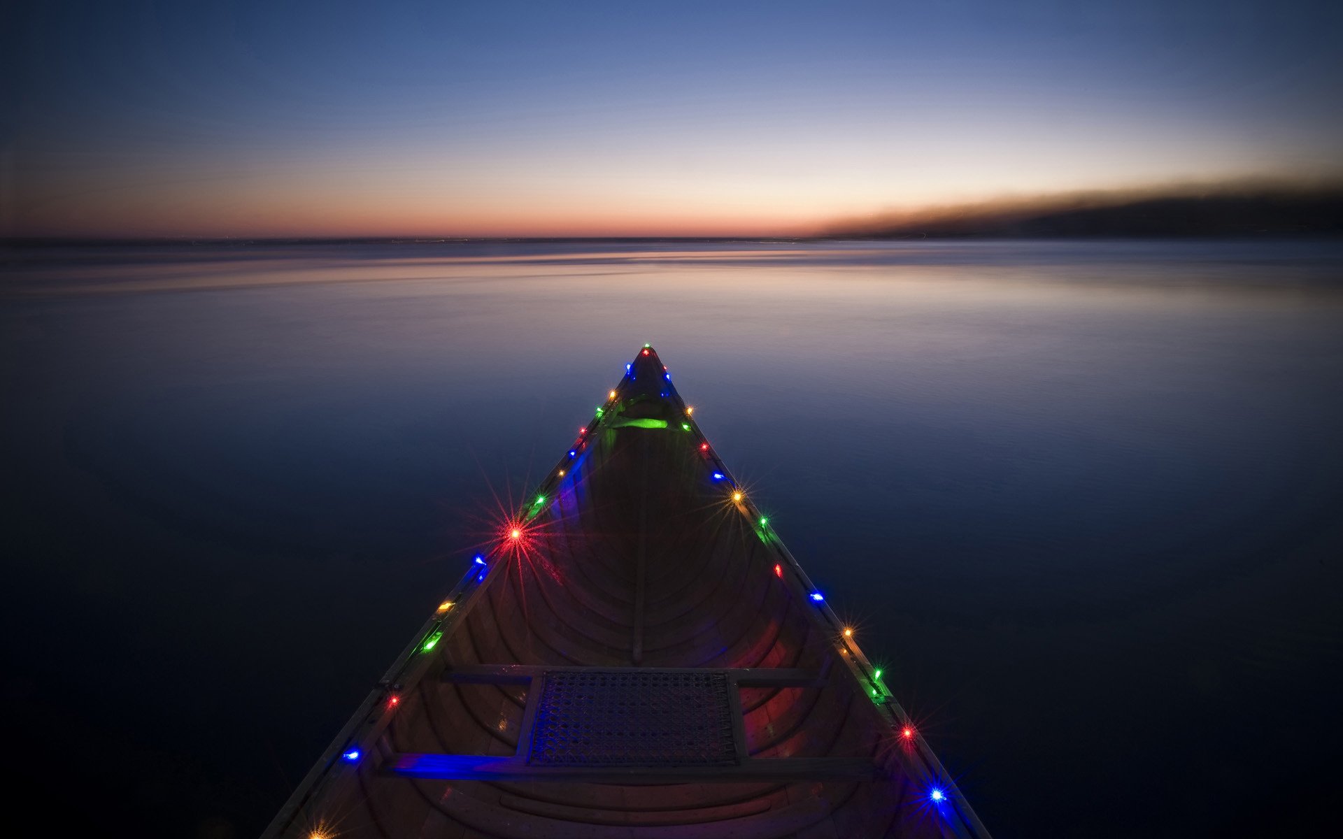 in lichtern boot fluss bunte blumen meer sonnenuntergang wasser feiertage girlanden horizont