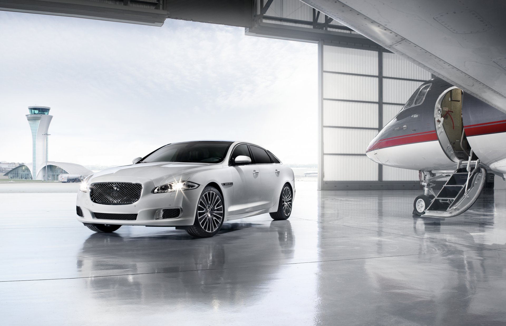 jaguar xj ultimate hangar avion