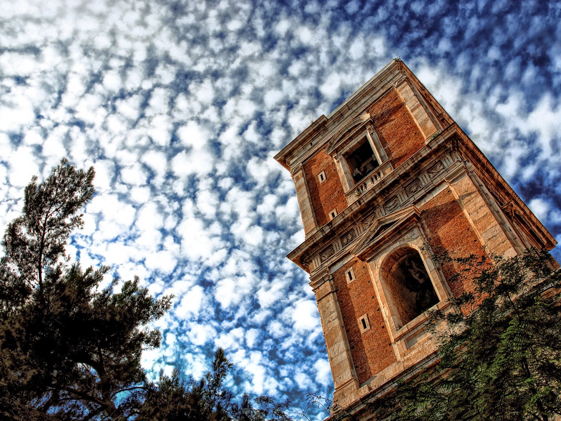 turm wolken himmel