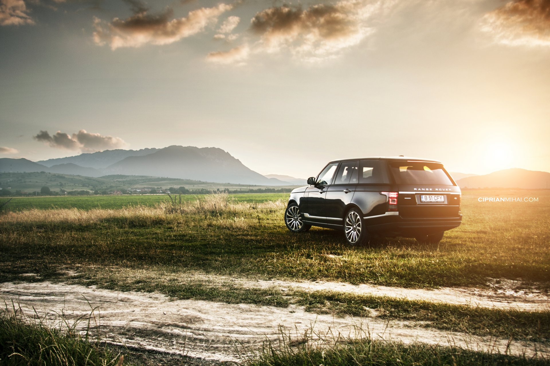 land rover range rover iv zachód słońca pole