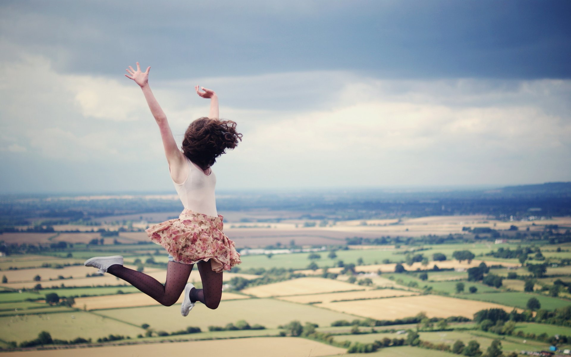 chica pelo nube falda vuelo salto campos cielo