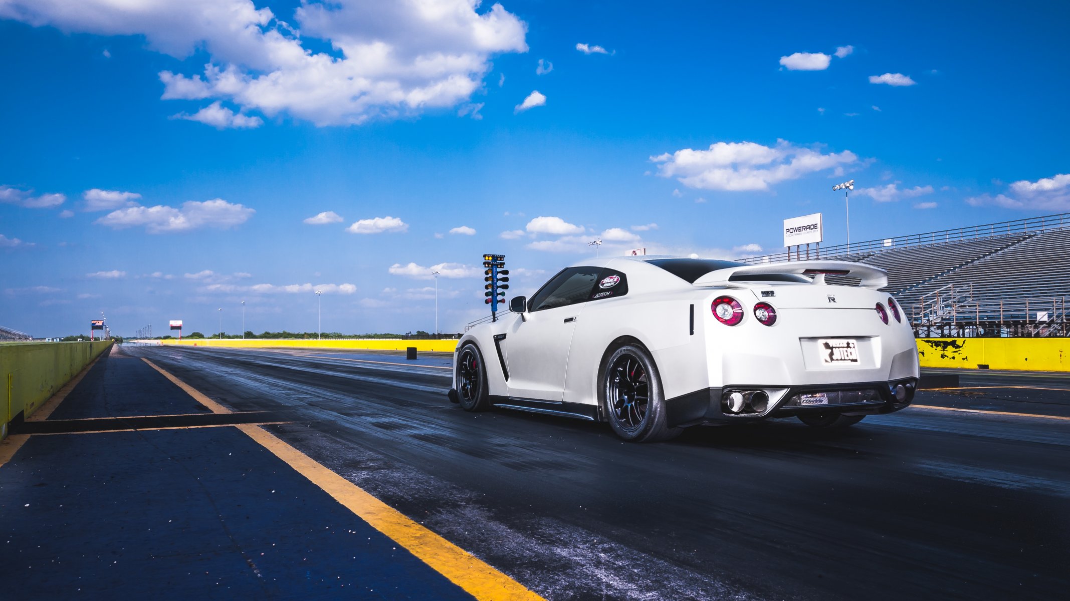 nissan gt-r r35 nissan skyline weiß track start