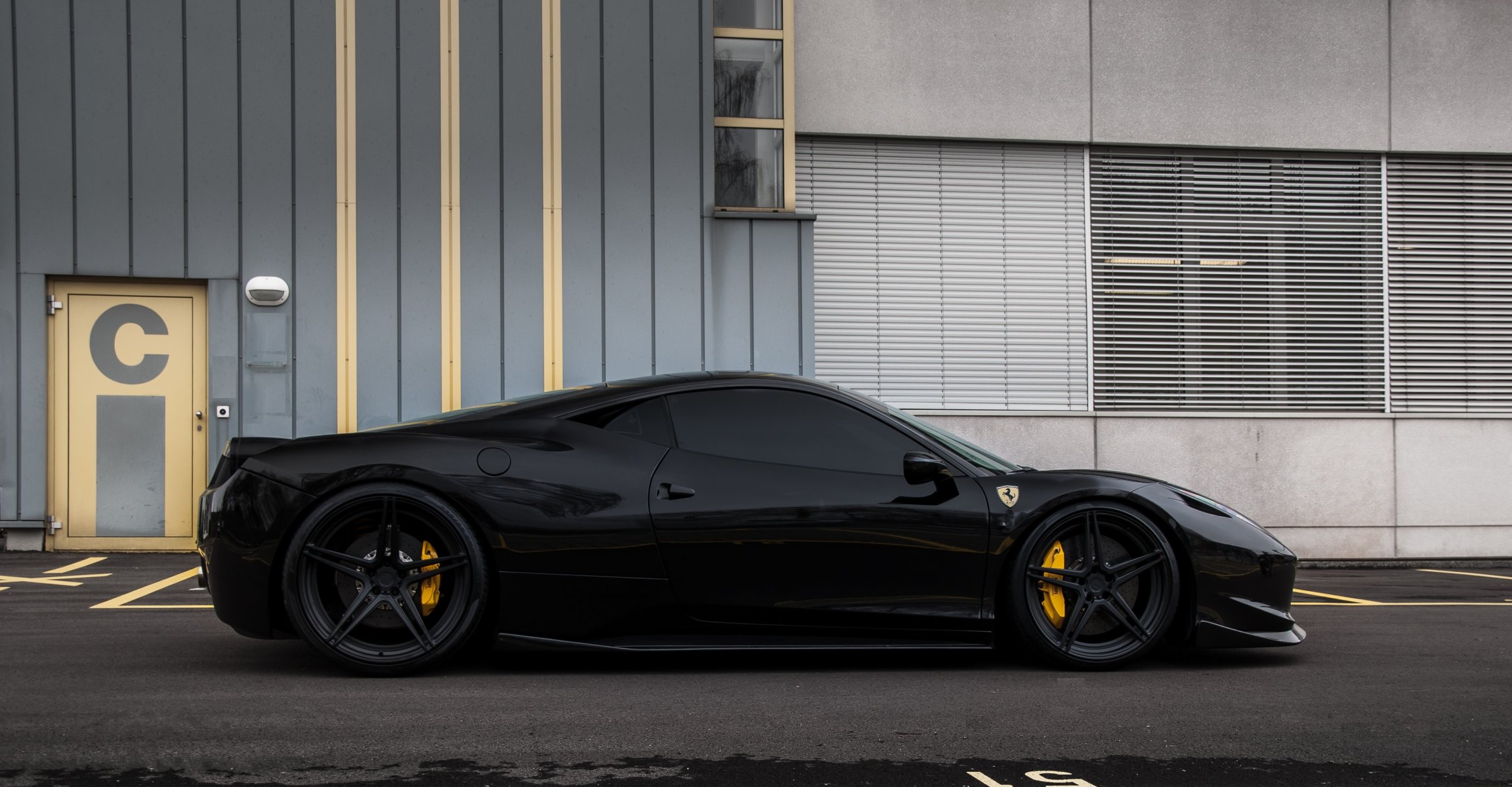 ferrari 458 italia noir roues ferrari italie profil jantes teinté bâtiment fenêtres