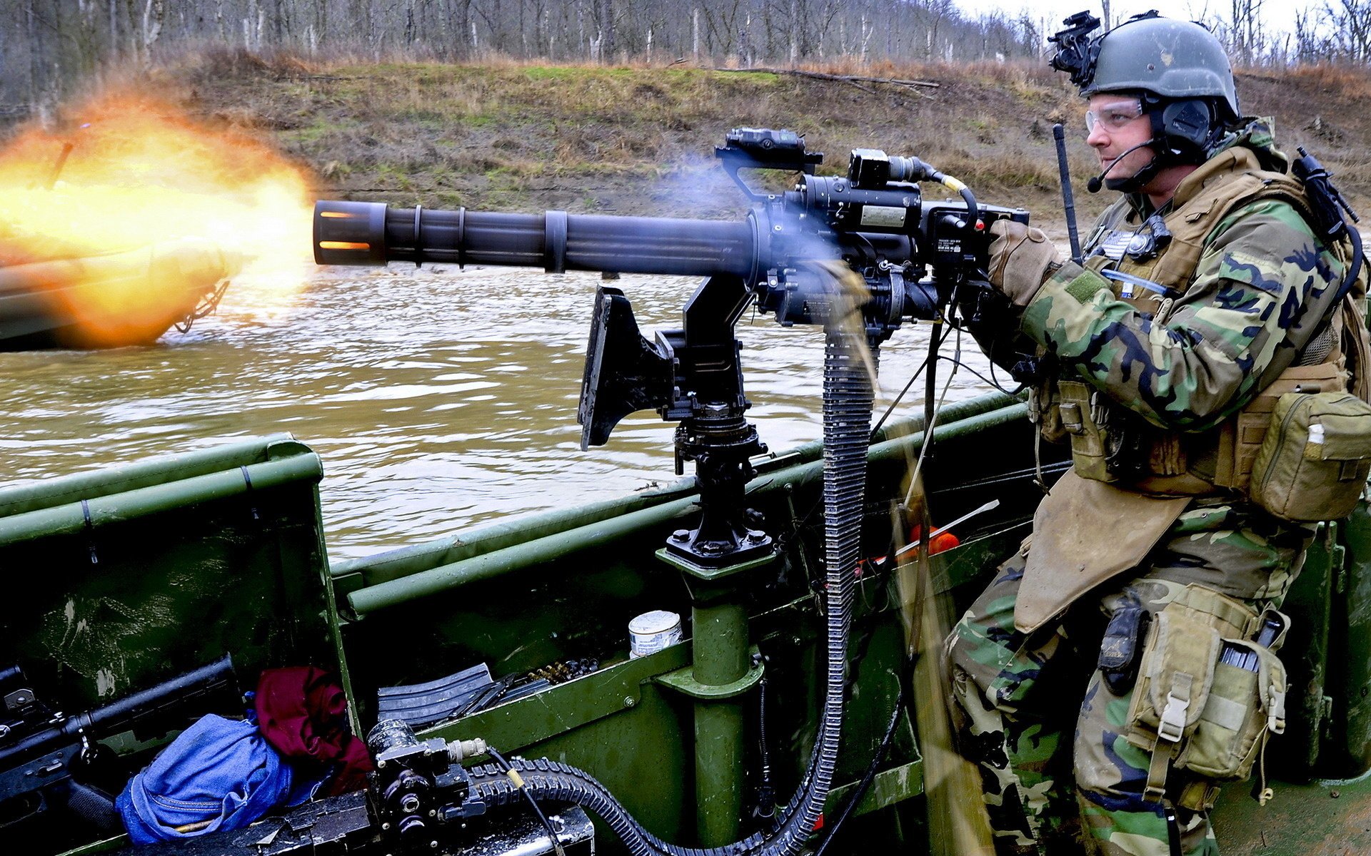 minigun żołnierz woda taśma ogień łódź strzelec