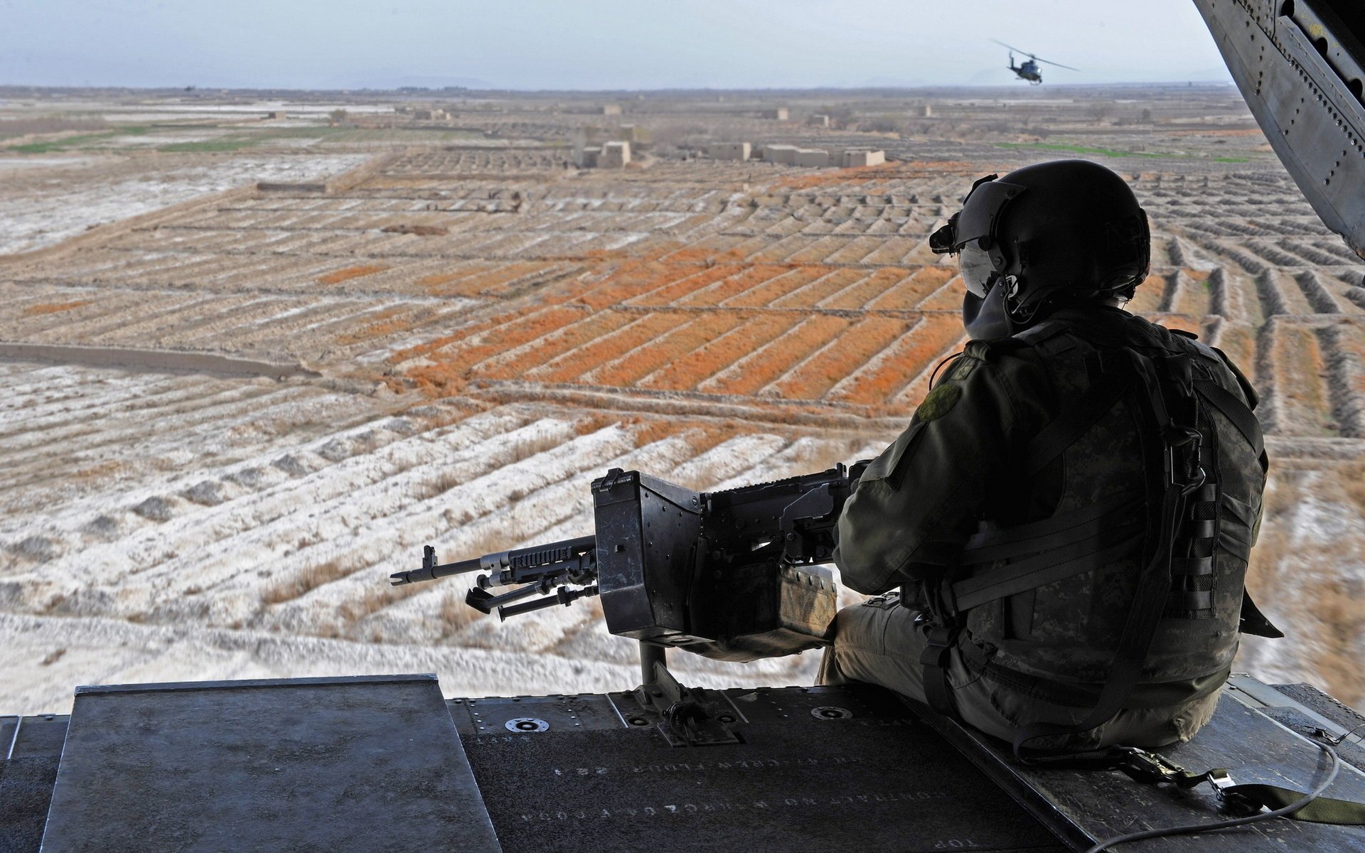 soldat horizon ciel hélicoptère vue d ensemble mitrailleuse champs tireur