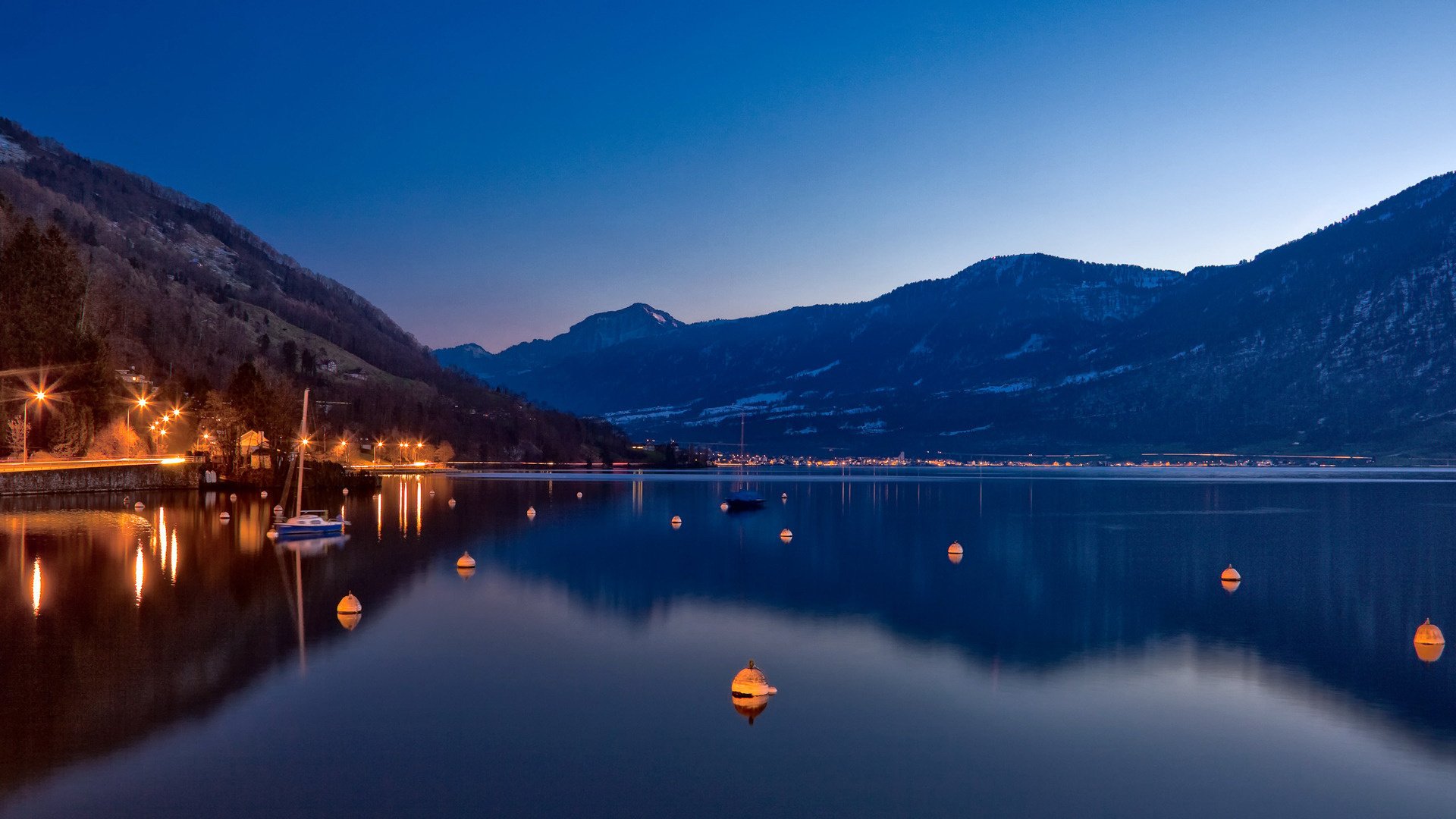 lac montagnes bouées lumières côte surface ciel bateaux eau soirée réflexion lac dans les montagnes