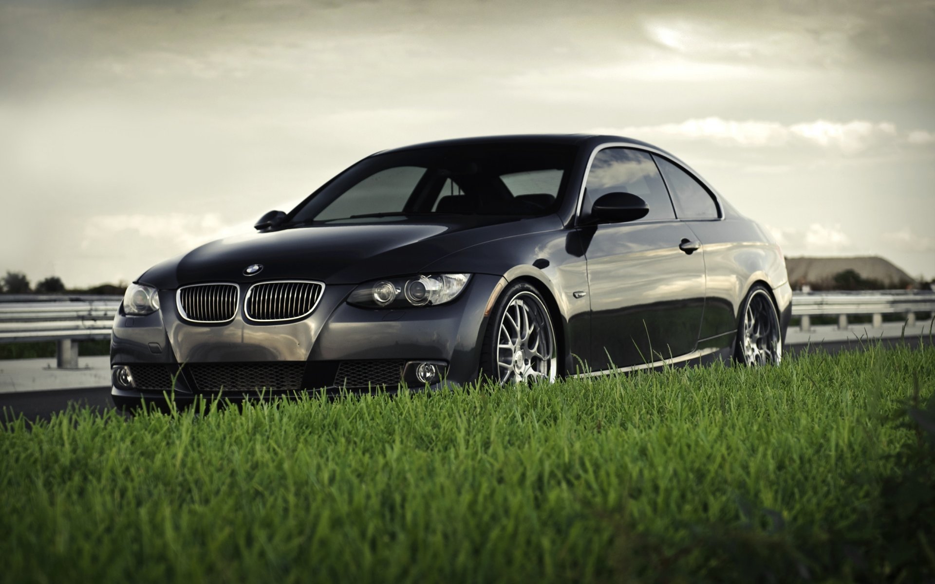 bmw 335i coupé brouette brouette auto papier peint bmw herbe coupé noir ciel vitesse arrière-plan verdure auto voitures de tourisme transport véhicules à moteur