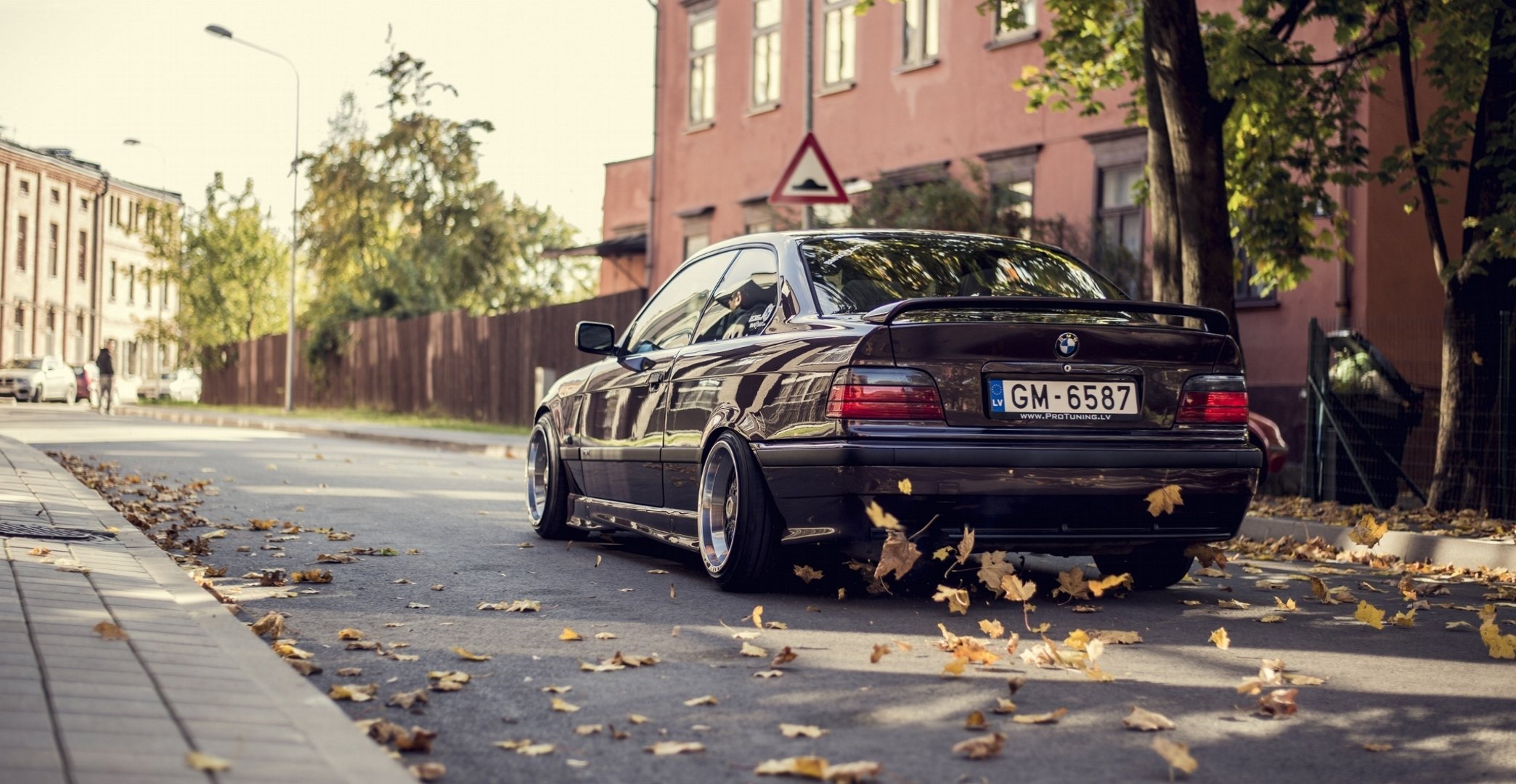 jesień bmw samochód e36 bmw liście pozycja