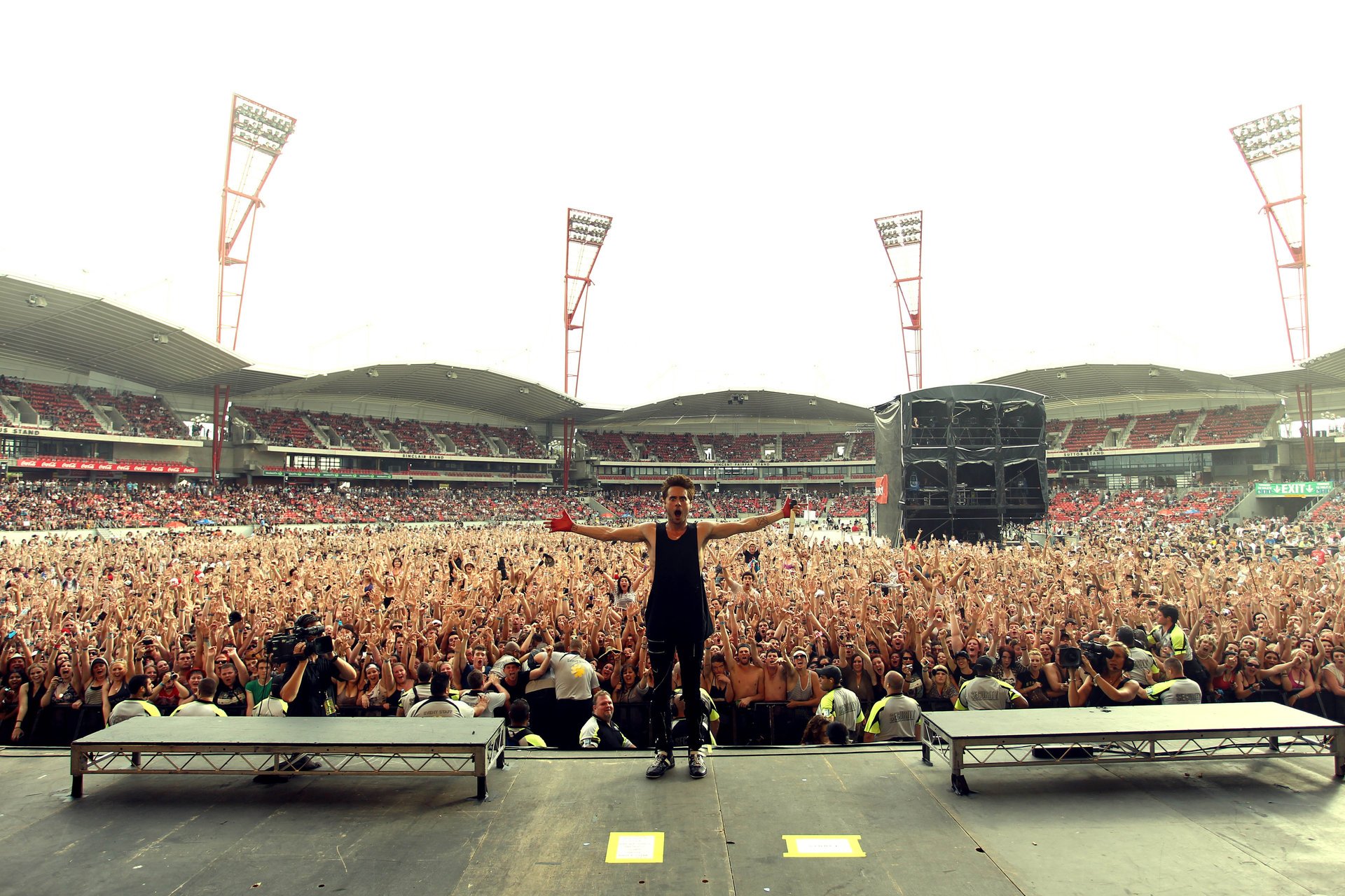 jared leto concierto 30 seconds to mars estadio gente fans escenario cámaras música solista