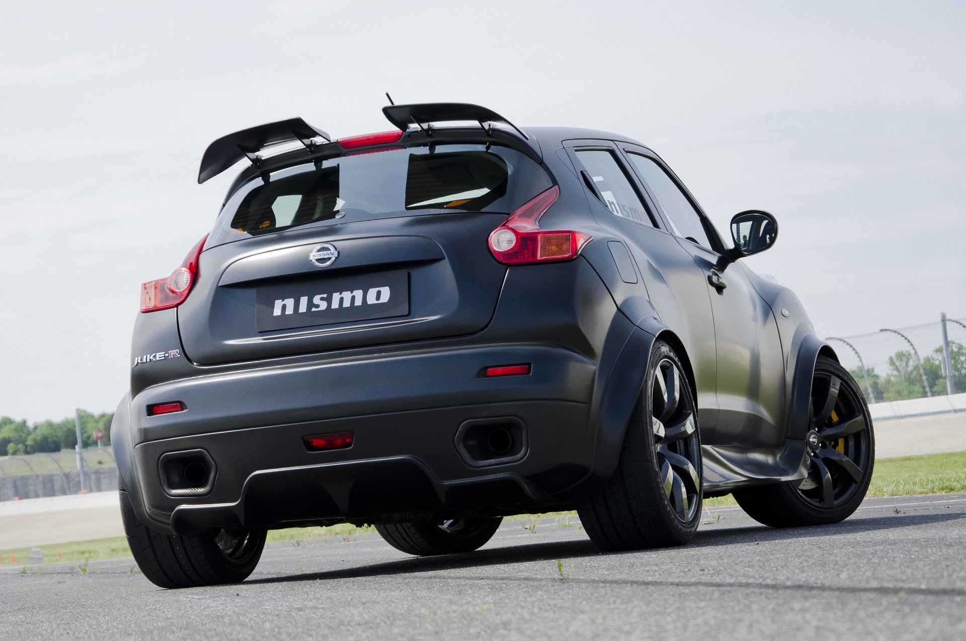 nissan juke-r nismo schwarz spur