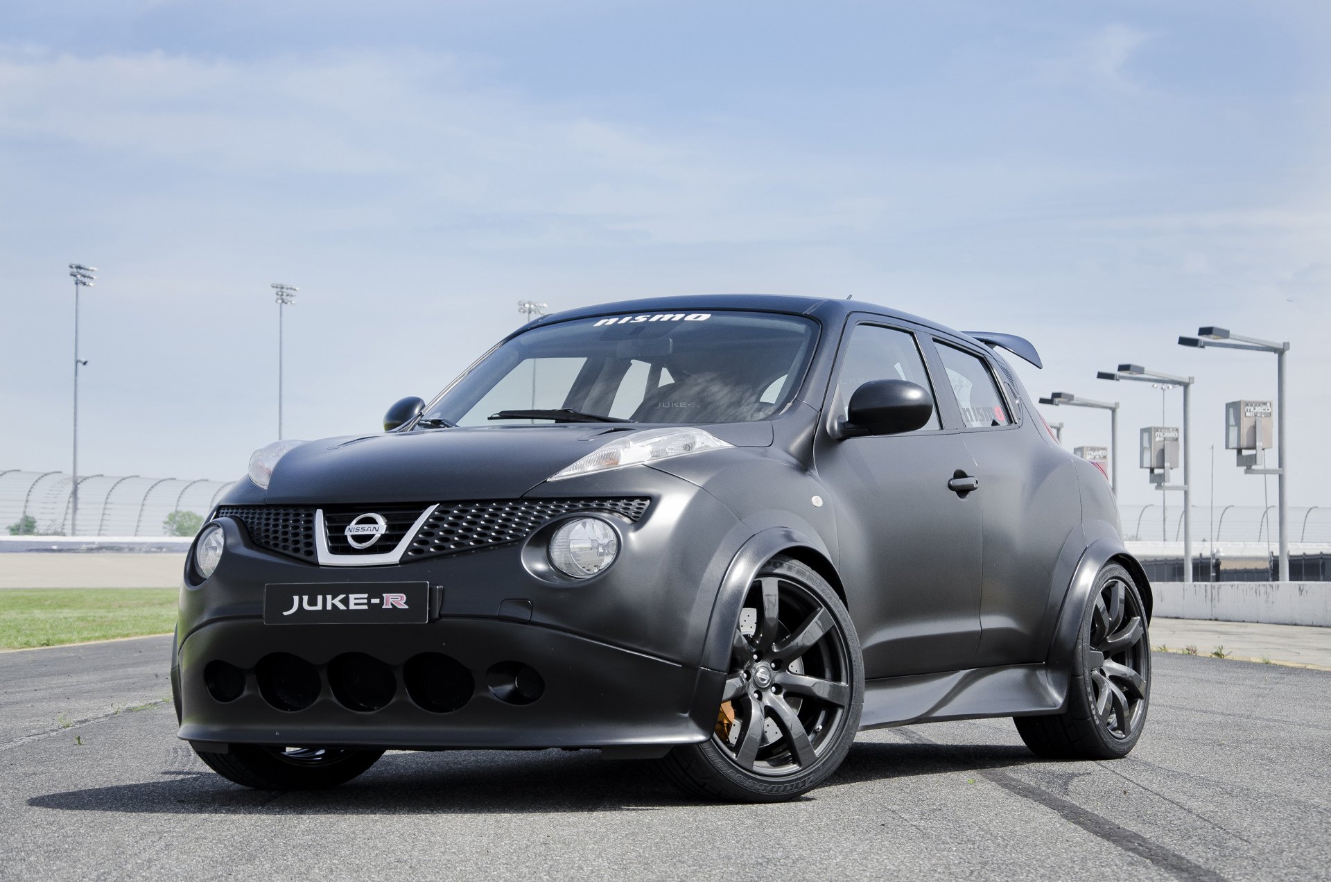 nissan juke-r nismo black track sky