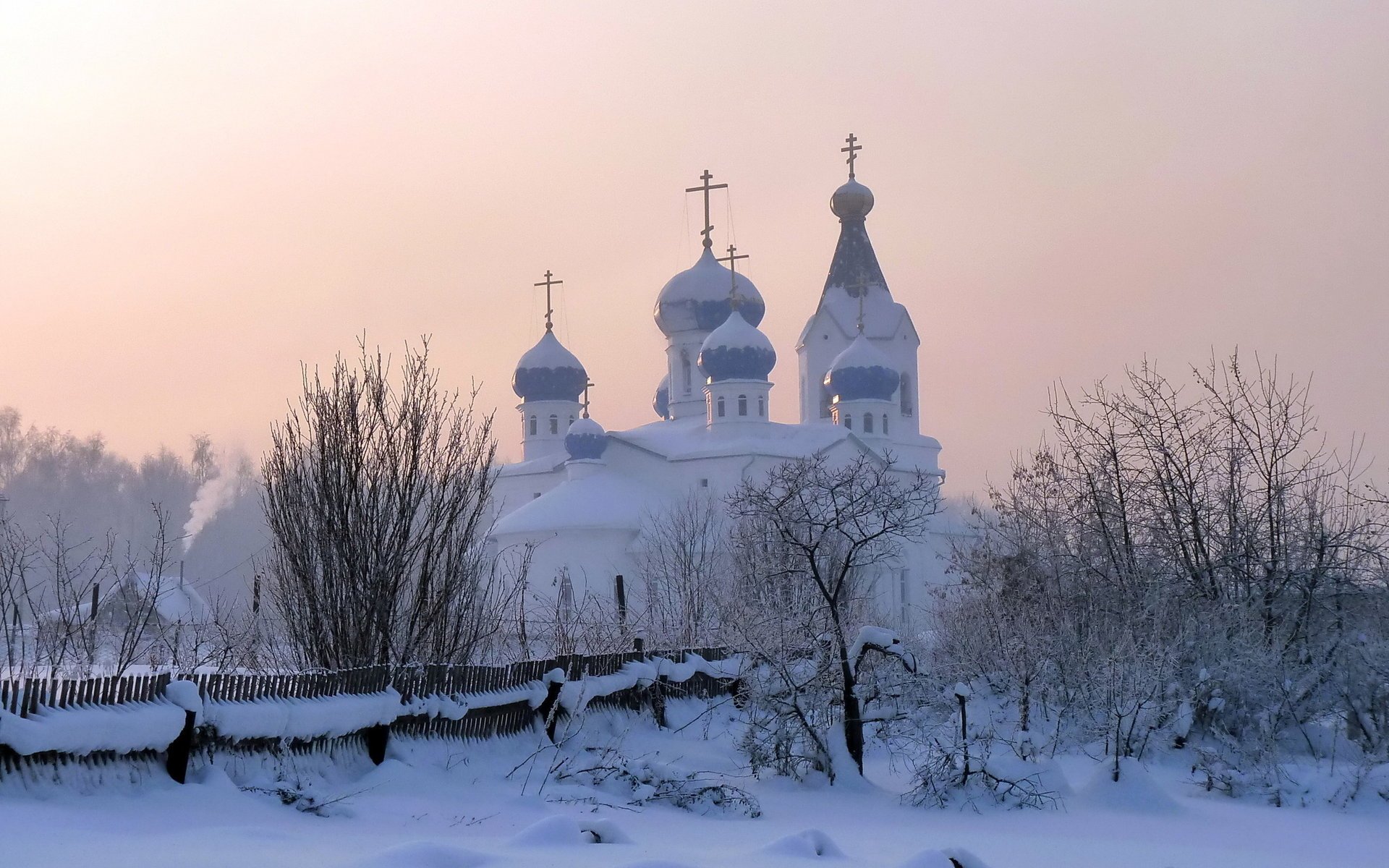 зима снег церковь религия купола забор сугробы небо деревья кресты храм