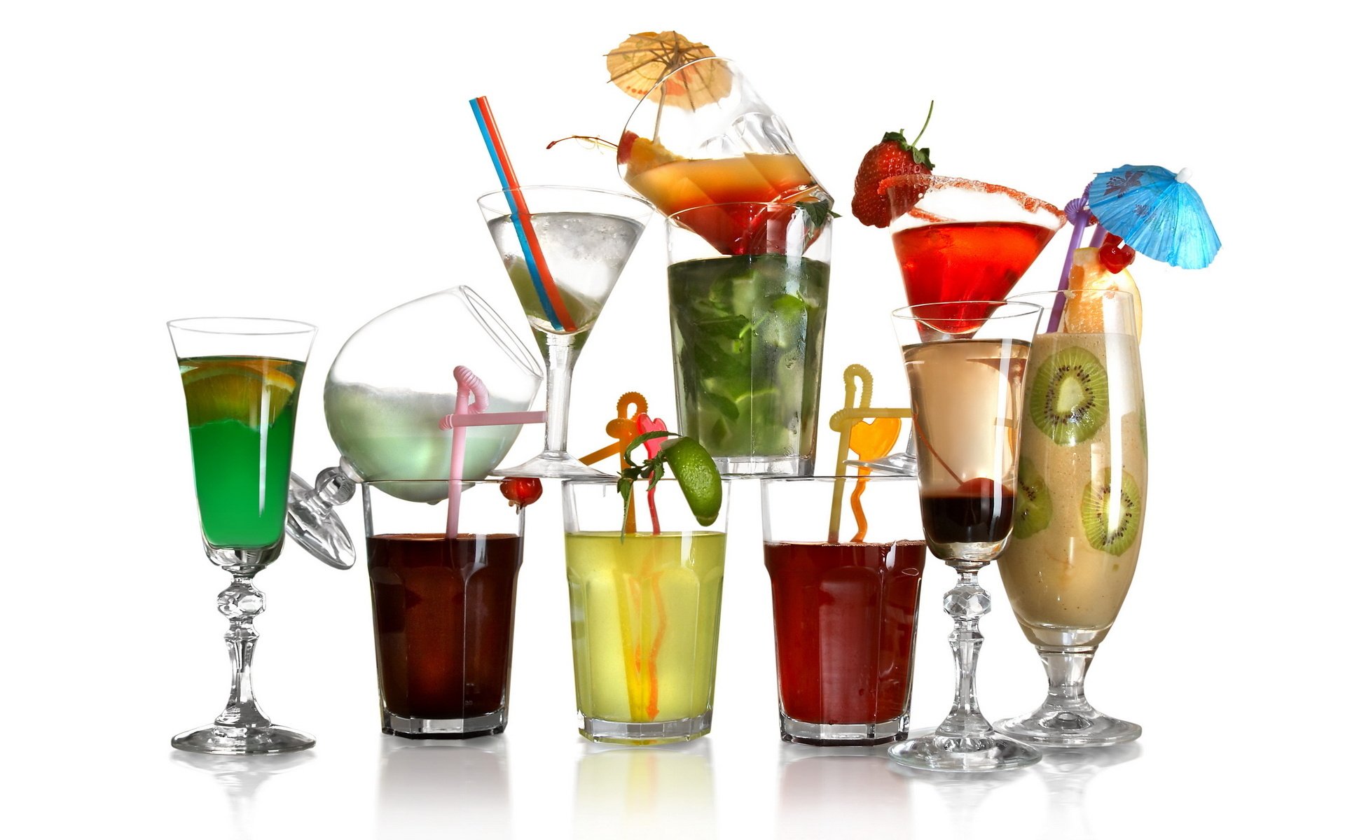 cocktails weißer hintergrund getränke gläser sortiert obst hintergrund rohr regenschirm