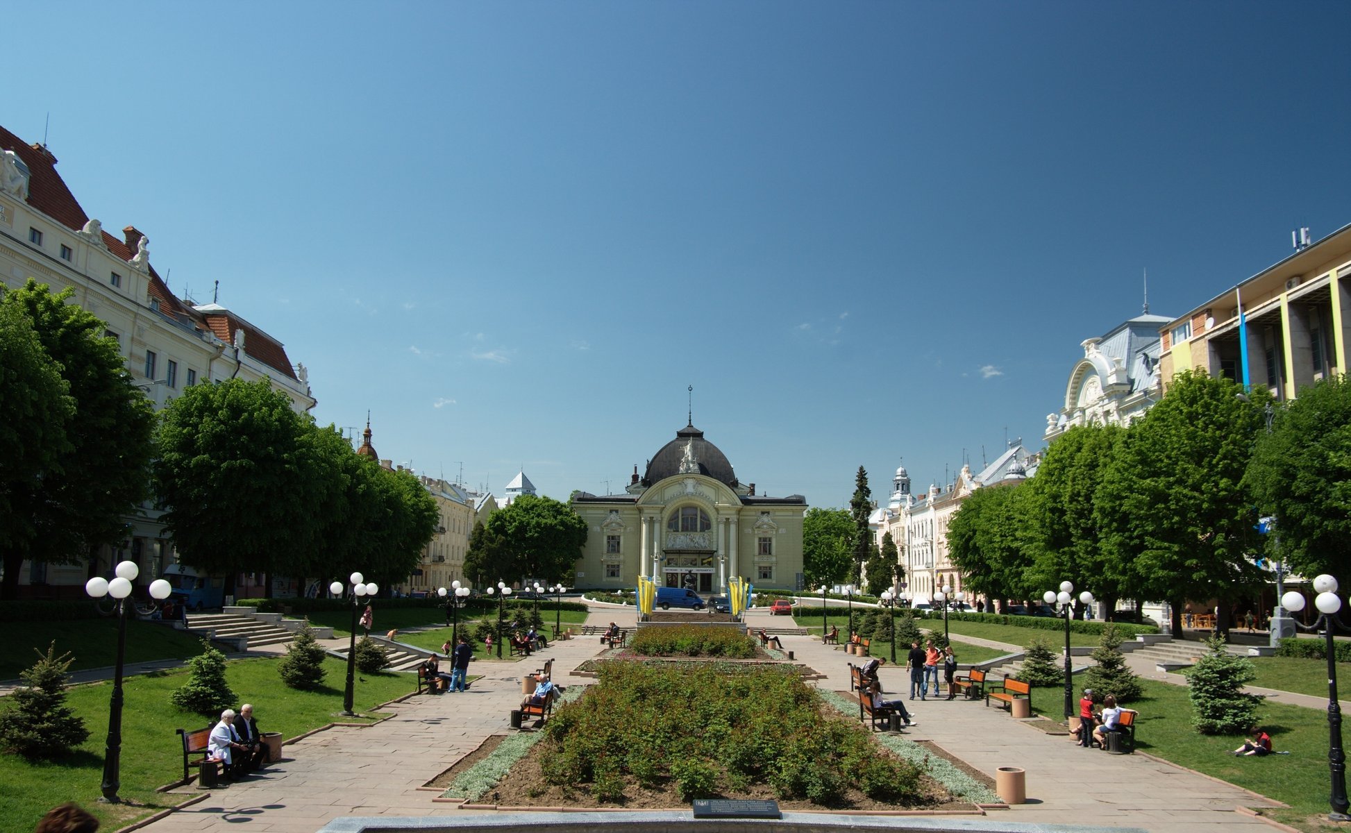 place du théâtre ukraine théâtre dramatique tchernivtsi théâtre architecture place ville aleya fond façade parterres de fleurs bancs ciel