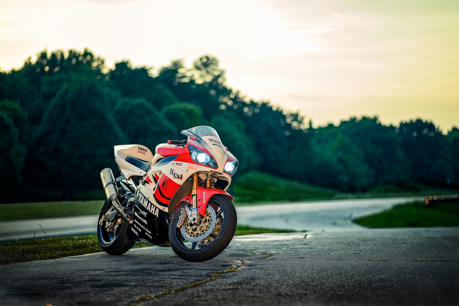 yamaha yzf-r1 blanco bicicleta yamaha r1 blanco motocicleta carretera árboles puesta de sol